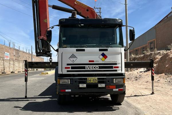 Camión Iveco con Grúa Palfinger